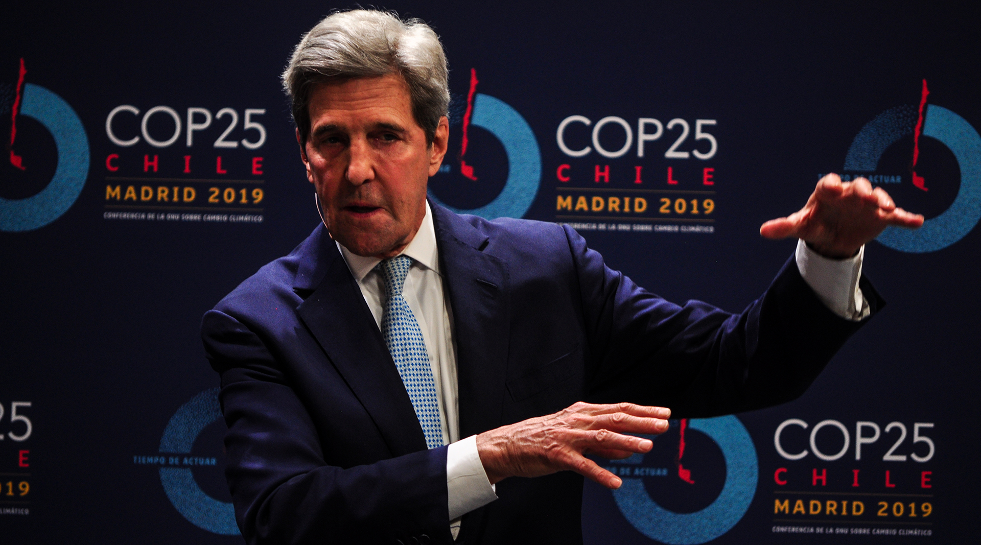 John Kerry. El ex secretario de Estado Jonh Kerry fue uno de los políticos norteamericanos que llegó hasta Madrid bajo el lema We are IN, que sirve también de nombre al movimiento civil estadounidenses que rechazan la decisión de abandonar el Acuerdo de París (Foto: Julio Batista).