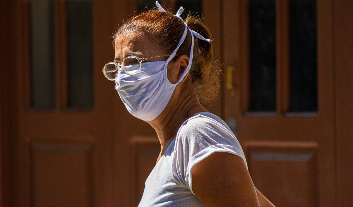 En Cuba, muchas personas han confeccionado nasobucos o mascarillas de tela para su familia y también para donar (Foto: Sadiel Mederos). 