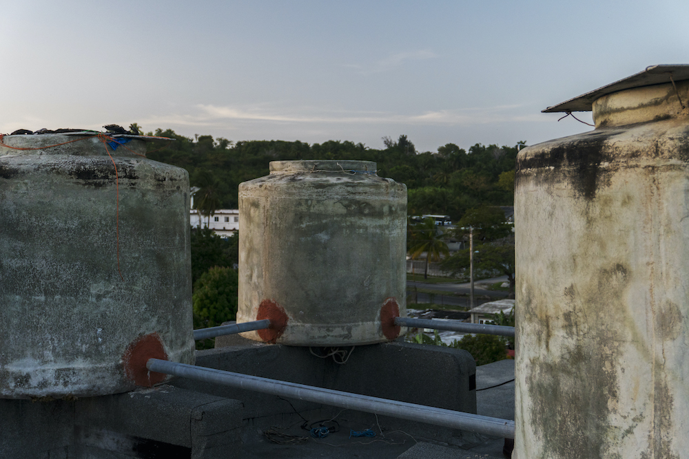 Tanques de asbesto cemento que se colocaron en lugar del tanque de acero inoxidable que se había designado (Foto: Chris Erland).