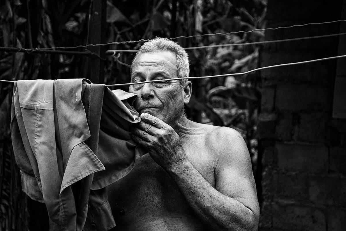 Ricardo adora el coco y aprovecha para empinarse dos enteros. Nunca bebe agua y come masa al mismo tiempo, porque asegura que se empacha (Foto: Sadiel Mederos Bermúdez). 