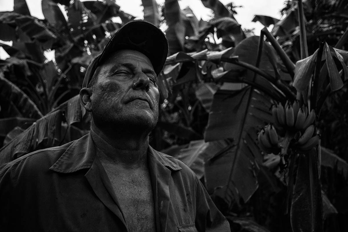 Comienza a lloviznar. Una tormenta se acerca. “Lo que necesitamos es fuerza… Y comida para tener fuerza” (Foto: Sadiel Mederos Bermúdez). 