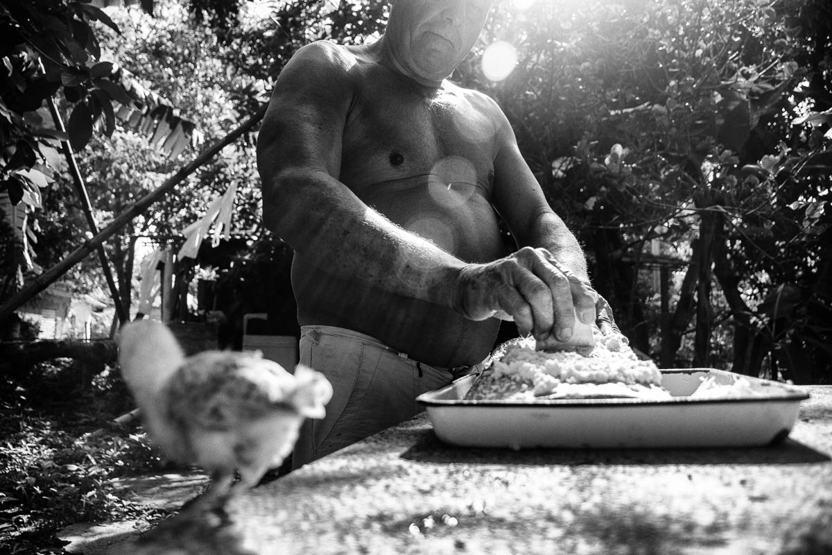 “Olvídate de la batidora. Los mejores tamales de maíz se hacen también con este guayo”, asegura Ricardo (Foto: Sadiel Mederos Bermúdez).