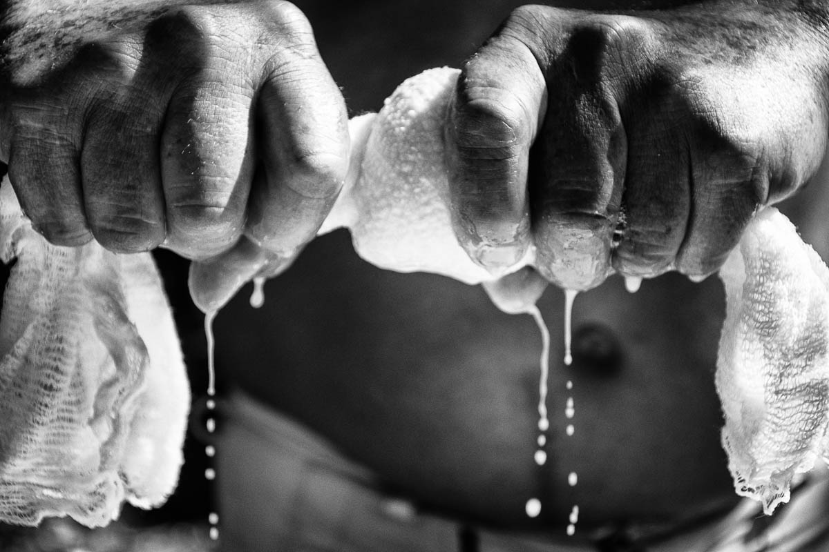 “A mi papá le gusta que la masa cocida quede medio blanda y elástica, sabe bien con azúcar prieta dentro, pero voy a probar secarla un poco para que quede una tortilla crujiente”, explica (Foto: Sadiel Mederos Bermúdez).