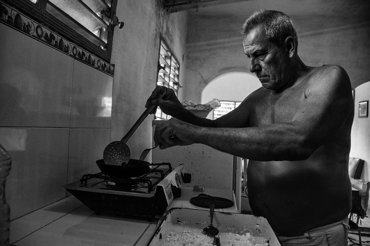 Luego de exprimir la masa y ponerla al sol durante una hora, la mezcló con ajo, hizo tortillas delgadas y las doró en una sartén engrasada con manteca de puerco (Foto: Sadiel Mederos Bermúdez).