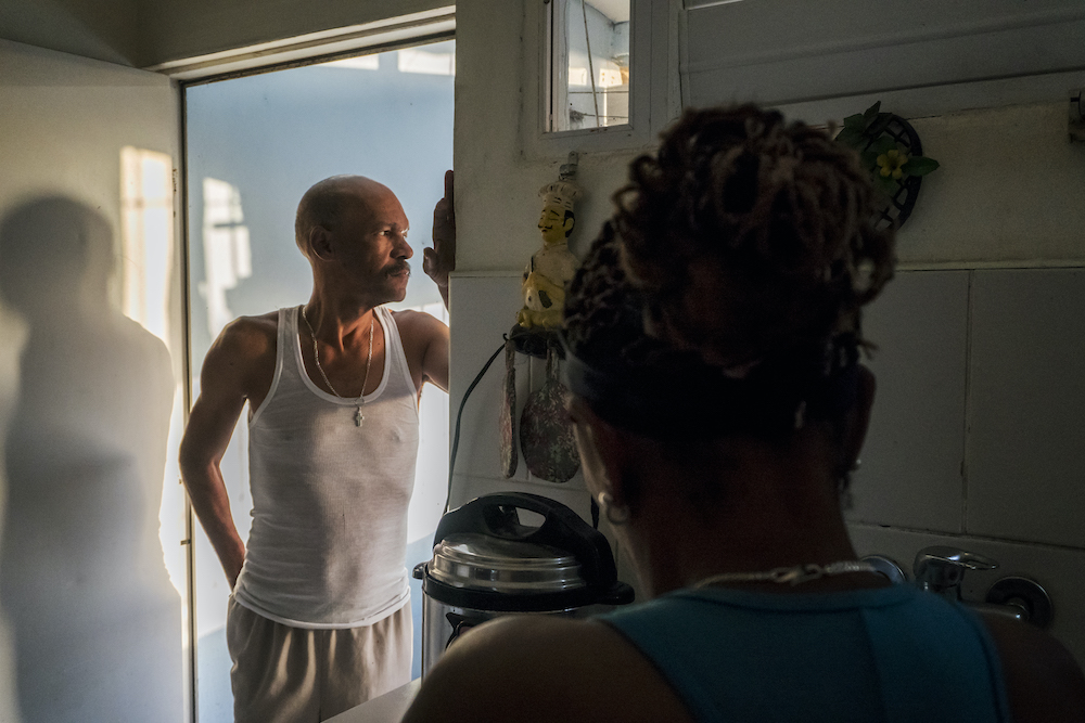 Leonel vive con su esposa y dos hijos en el edificio que él mismo ayudó a construir (Foto: Chris Erland).