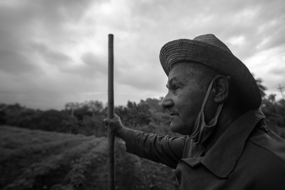 Mariano observa el clima (Foto: Chris Erland). 