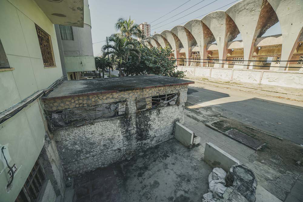 En esta zona, la humedad corroe las paredes (Foto: Hansel Leyva Fanego).