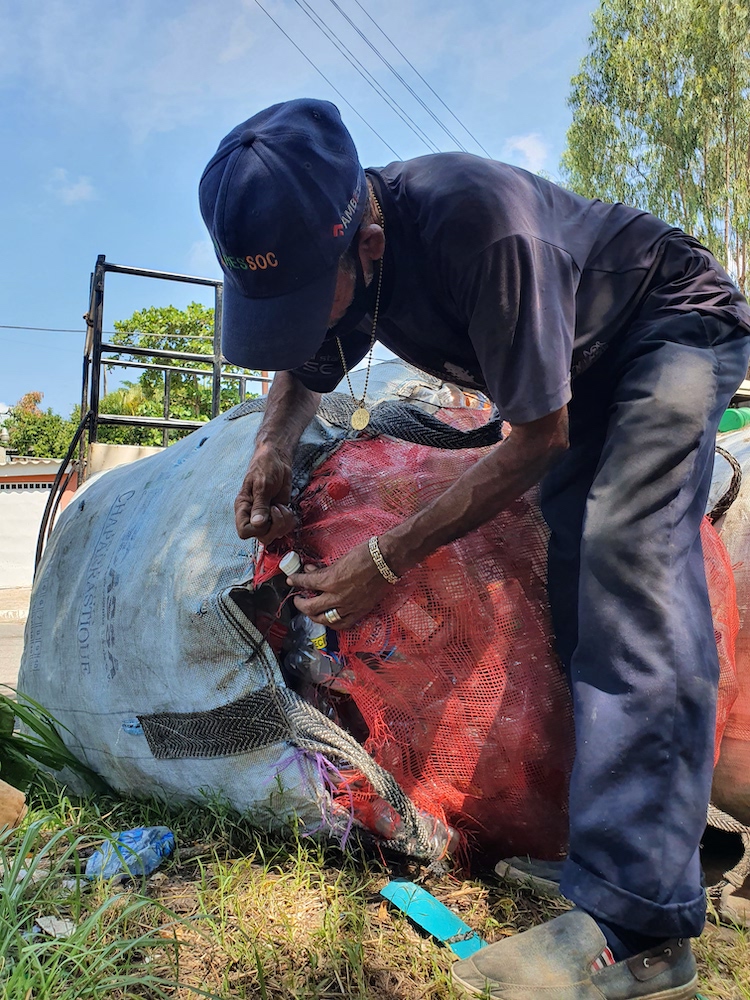 Uno de los tres mil recicladores de base en El Salvador, que en su mayoría son adultos mayores. Foto: Claudia Chicas.