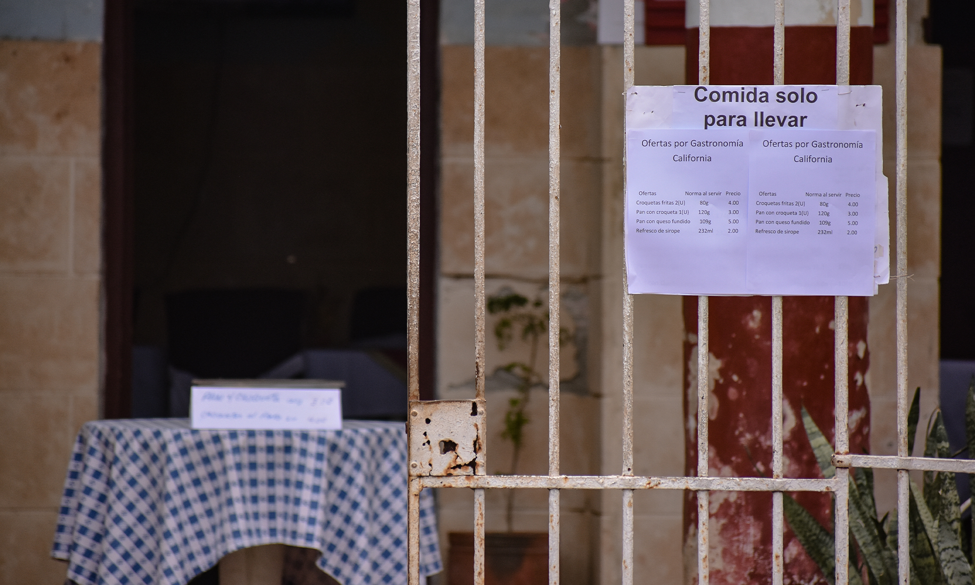 Entrada del SAF “California”, ubicado en la calle Calzada entre A y Paseo, Vedado (Foto: Thalía Alfonso Gómez).