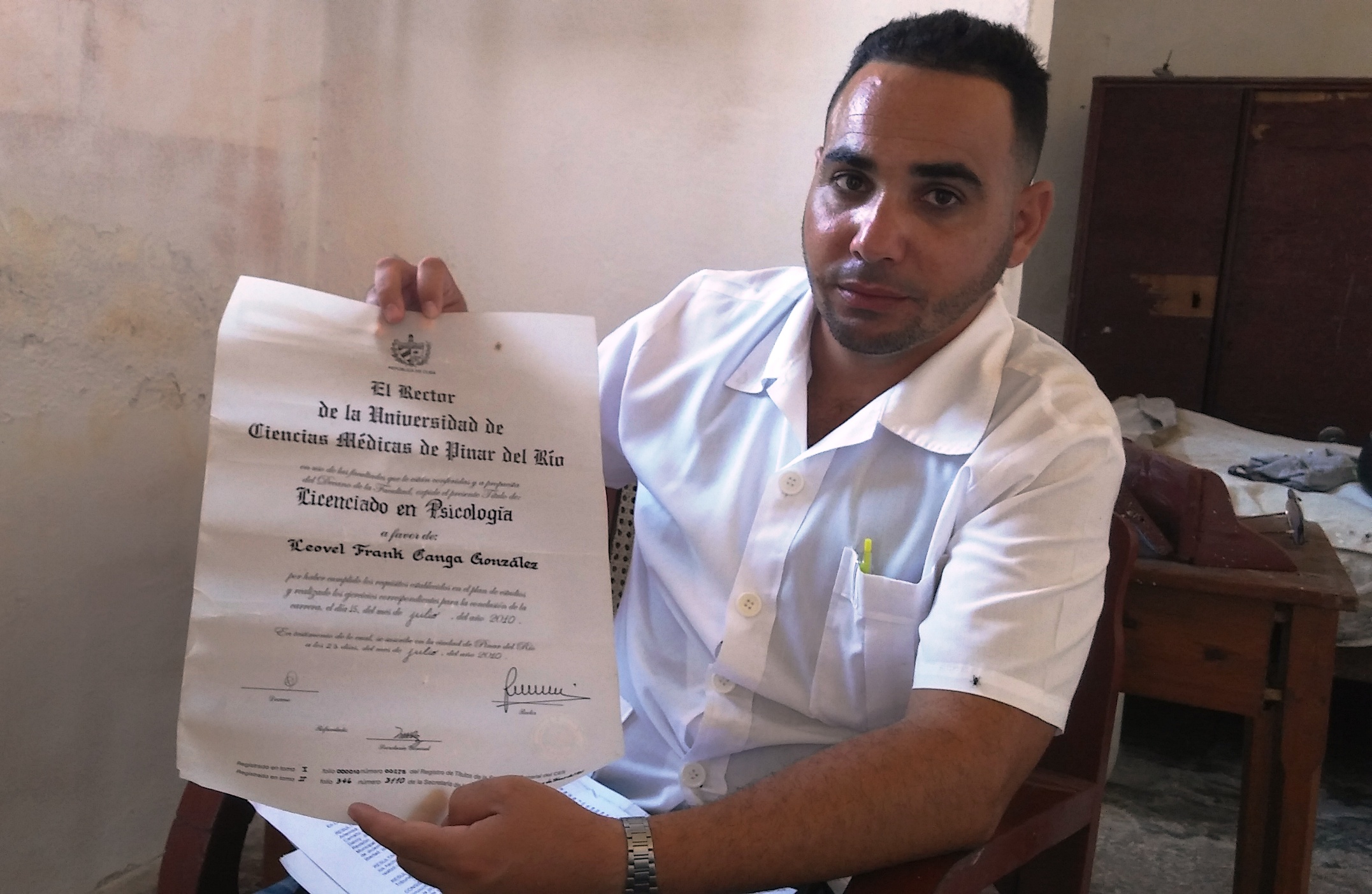 Leovel Canga muestra su título de Licenciado en Psicología por la Universidad de Ciencias Médicas de Pinar del Río (Foto: Cynthia de la Cantera y Jesús Arencibia)