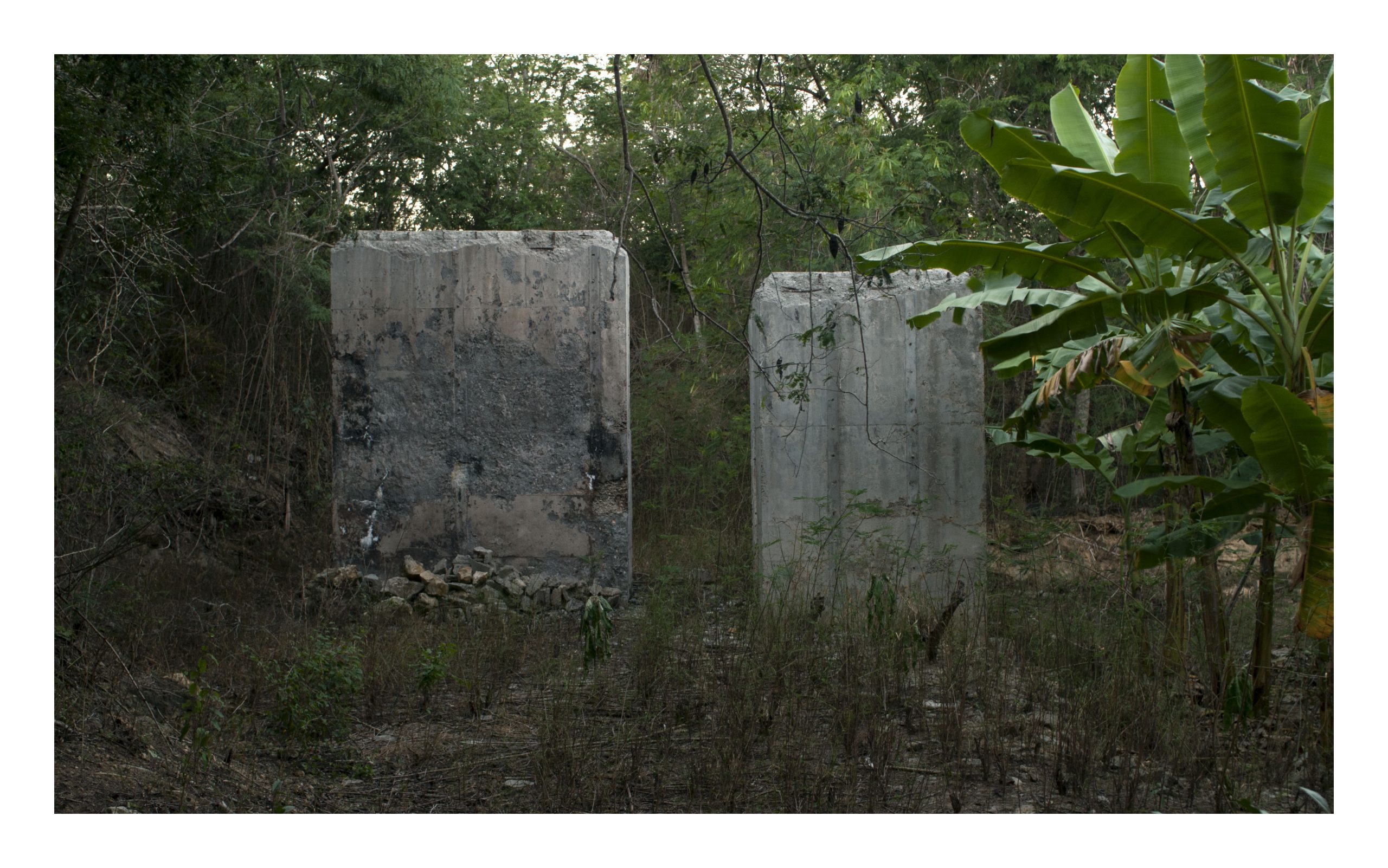 Monolitos. Plataforma de Clavados (de la serie La Ciudad de lo Absoluto, 2016 - 2020. Foto: Irolan Maroselli)