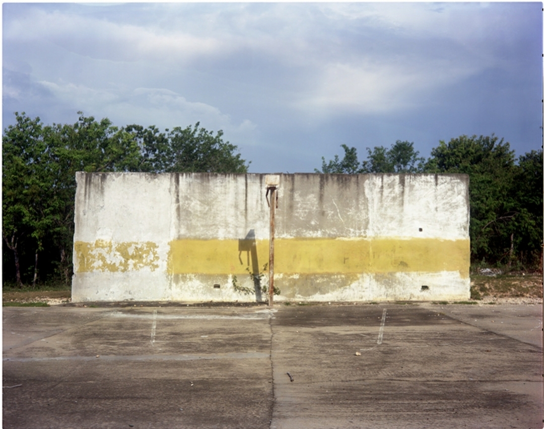 Cancha de basquetbol (de la serie La Ciudad de lo Absoluto, 2016 - 2020. Foto: Irolan Maroselli)