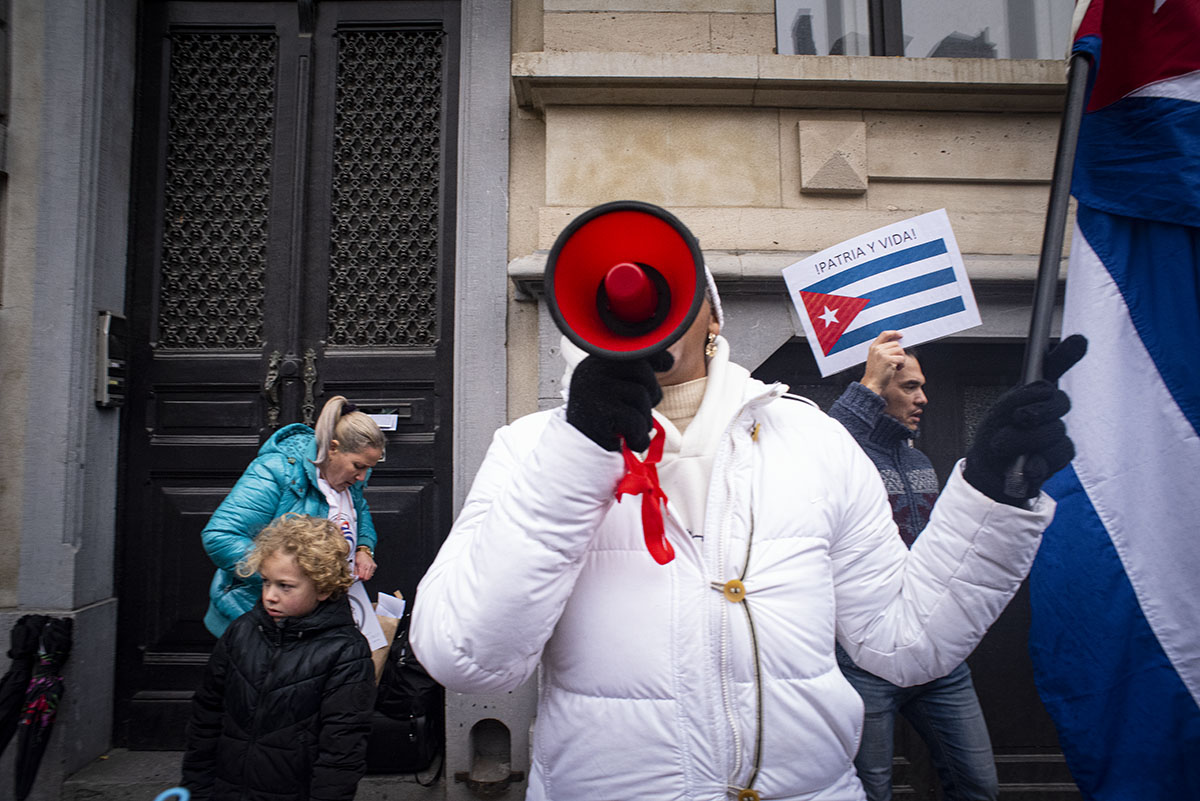 Hace exactamente un mes, cubanos y cubanas en la Avenida Brugmann, Bruselas, expresaron sus demandas frente a la sede de la Misión Diplomática de Cuba en Bélgica (Fotos: Felko).