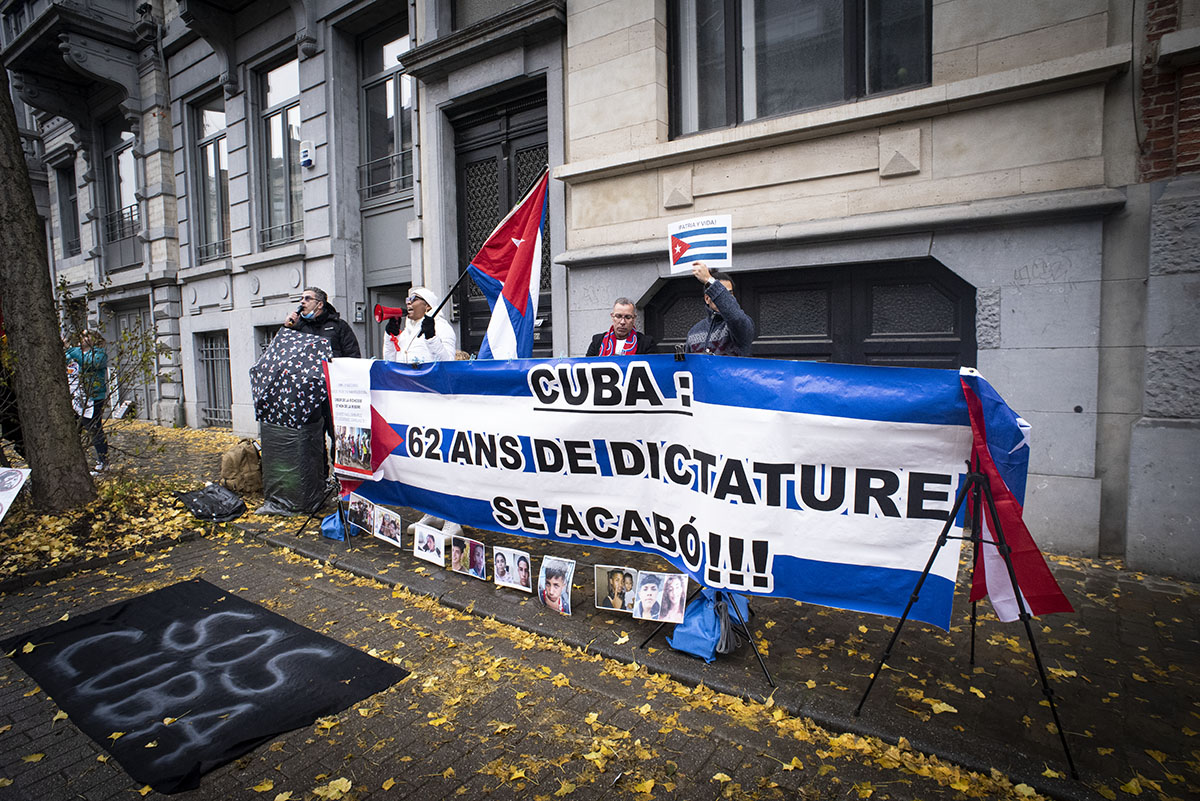 Hace exactamente un mes, cubanos y cubanas en la Avenida Brugmann, Bruselas, expresaron sus demandas frente a la sede de la Misión Diplomática de Cuba en Bélgica (Fotos: Felko).