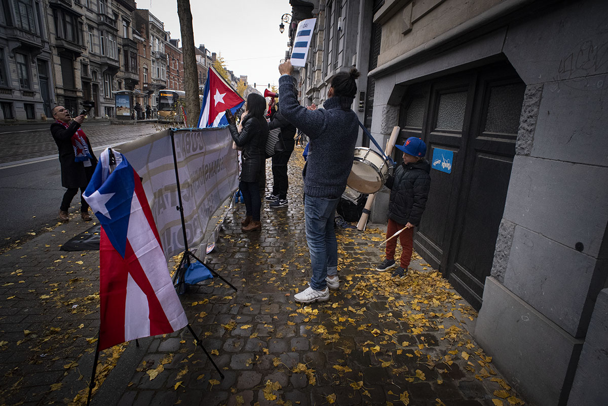 Hace exactamente un mes, cubanos y cubanas en la Avenida Brugmann, Bruselas, expresaron sus demandas frente a la sede de la Misión Diplomática de Cuba en Bélgica (Fotos: Felko).