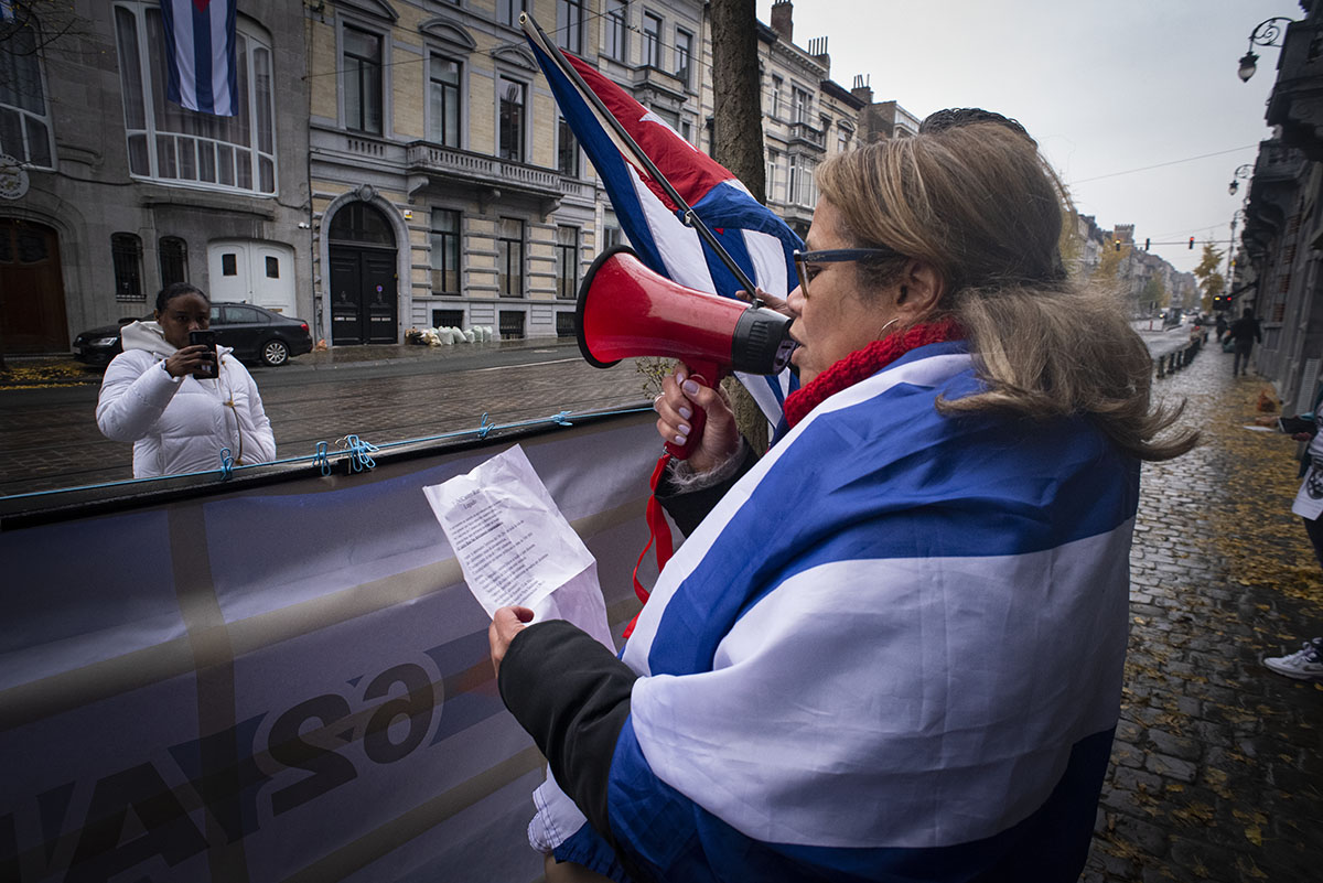 Hace exactamente un mes, cubanos y cubanas en la Avenida Brugmann, Bruselas, expresaron sus demandas frente a la sede de la Misión Diplomática de Cuba en Bélgica (Fotos: Felko).