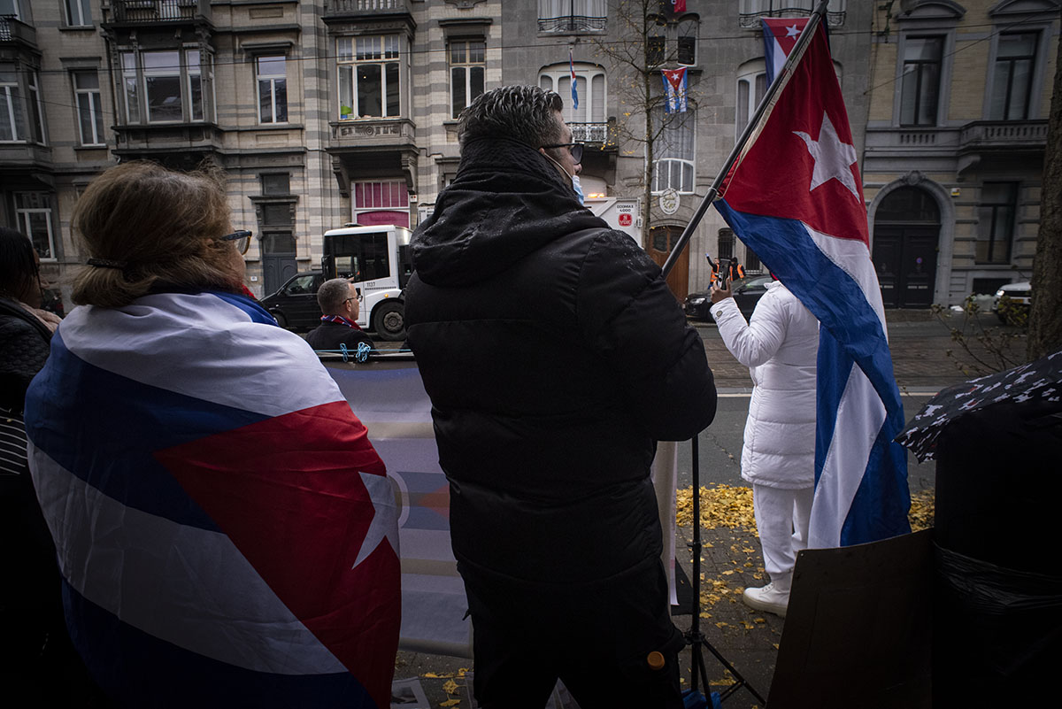 Hace exactamente un mes, cubanos y cubanas en la Avenida Brugmann, Bruselas, expresaron sus demandas frente a la sede de la Misión Diplomática de Cuba en Bélgica (Fotos: Felko).