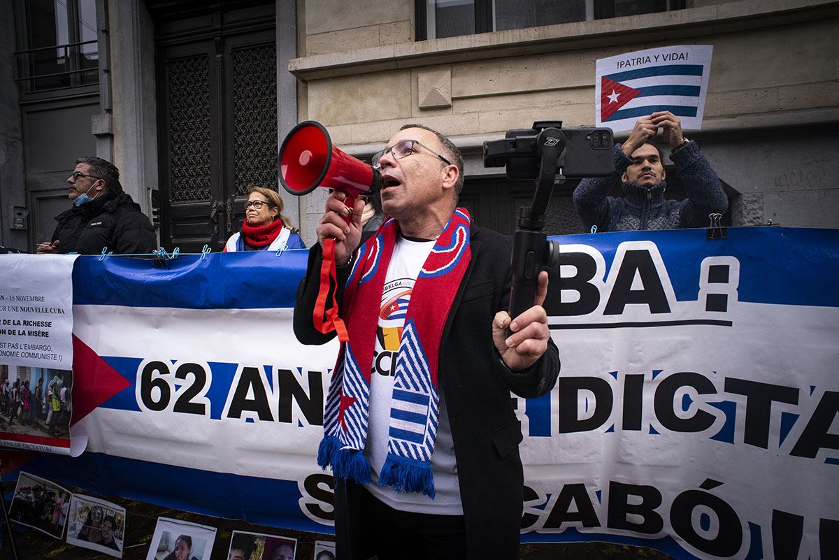 Hace exactamente un mes, cubanos y cubanas en la Avenida Brugmann, Bruselas, expresaron sus demandas frente a la sede de la Misión Diplomática de Cuba en Bélgica (Fotos: Felko).