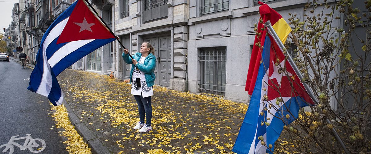 Hace exactamente un mes, cubanos y cubanas en la Avenida Brugmann, Bruselas, expresaron sus demandas frente a la sede de la Misión Diplomática de Cuba en Bélgica (Fotos: Felko).