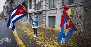 Hace exactamente un mes, cubanos y cubanas en la Avenida Brugmann, Bruselas, expresaron sus demandas frente a la sede de la Misión Diplomática de Cuba en Bélgica (Fotos: Felko).