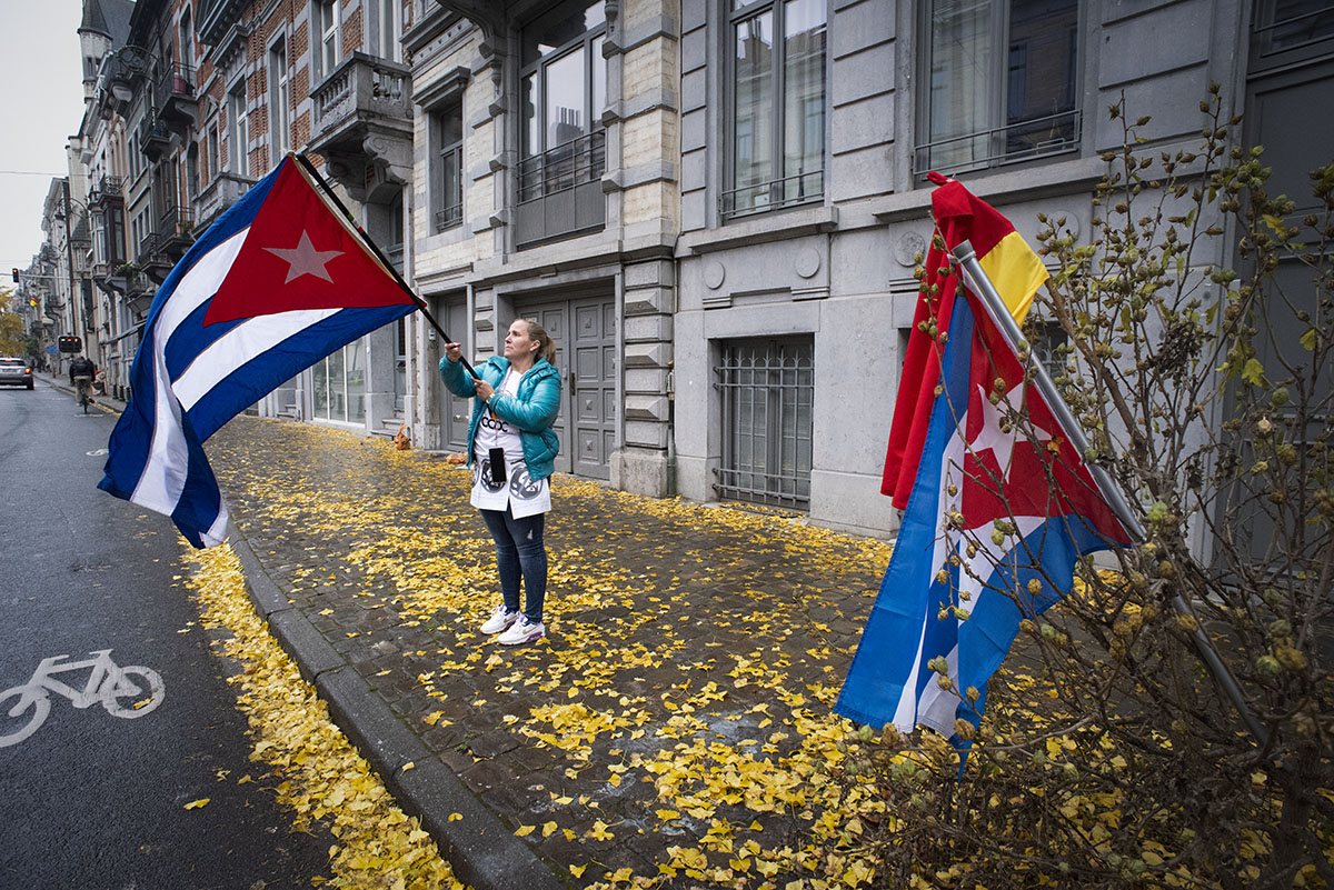 Hace exactamente un mes, cubanos y cubanas en la Avenida Brugmann, Bruselas, expresaron sus demandas frente a la sede de la Misión Diplomática de Cuba en Bélgica (Fotos: Felko).