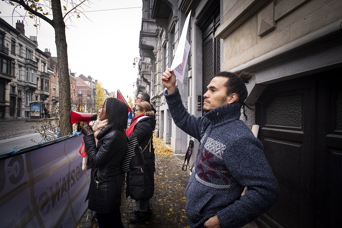 Hace exactamente un mes, cubanos y cubanas en la Avenida Brugmann, Bruselas, expresaron sus demandas frente a la sede de la Misión Diplomática de Cuba en Bélgica (Fotos: Felko).