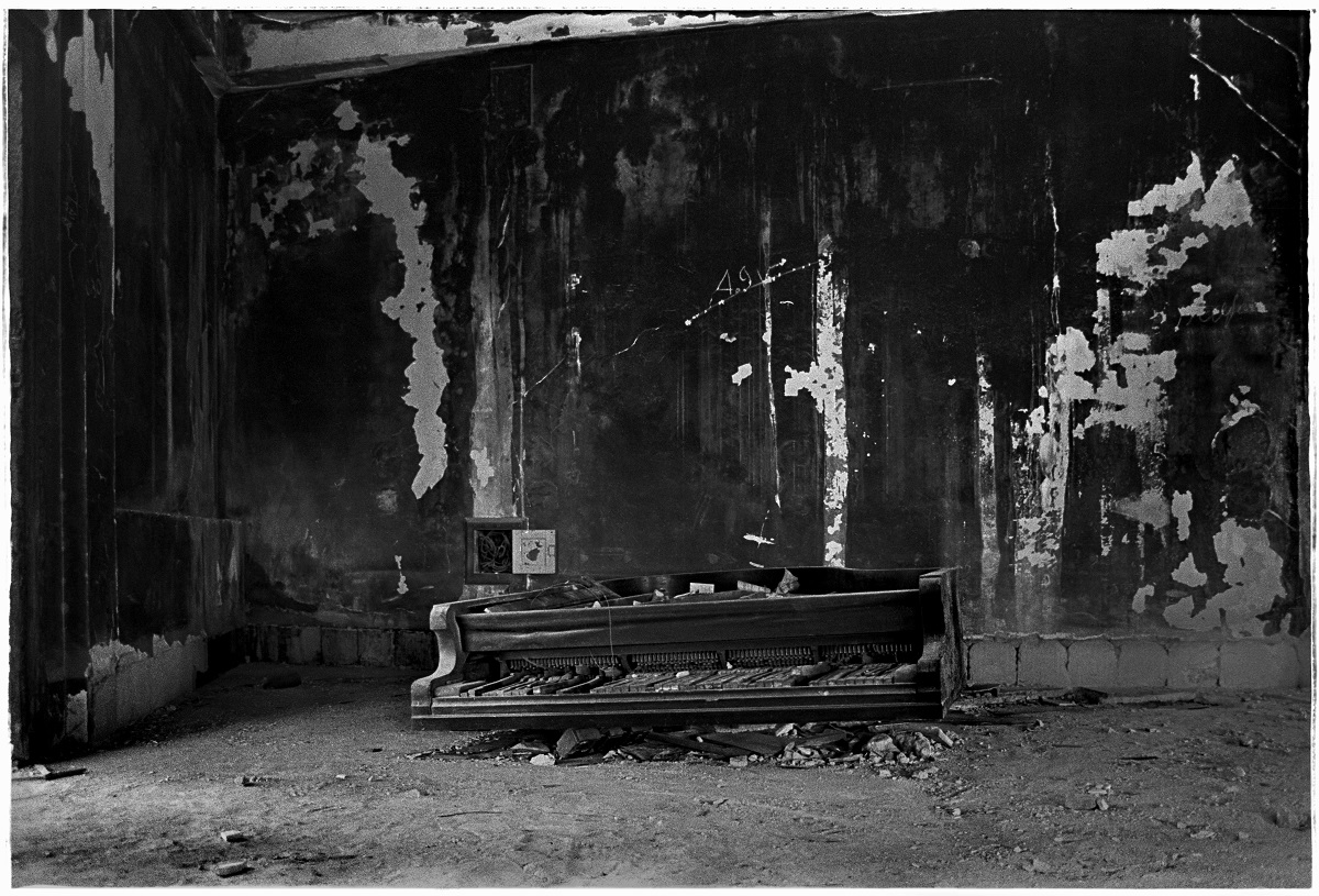 Foto tomada en el interior del Teatro Auditorium Amadeo Roldrán en 1984. Entre los años 1977 y 1999 el teatro permaneció clausurado (Foto: Sebastián Elizondo).