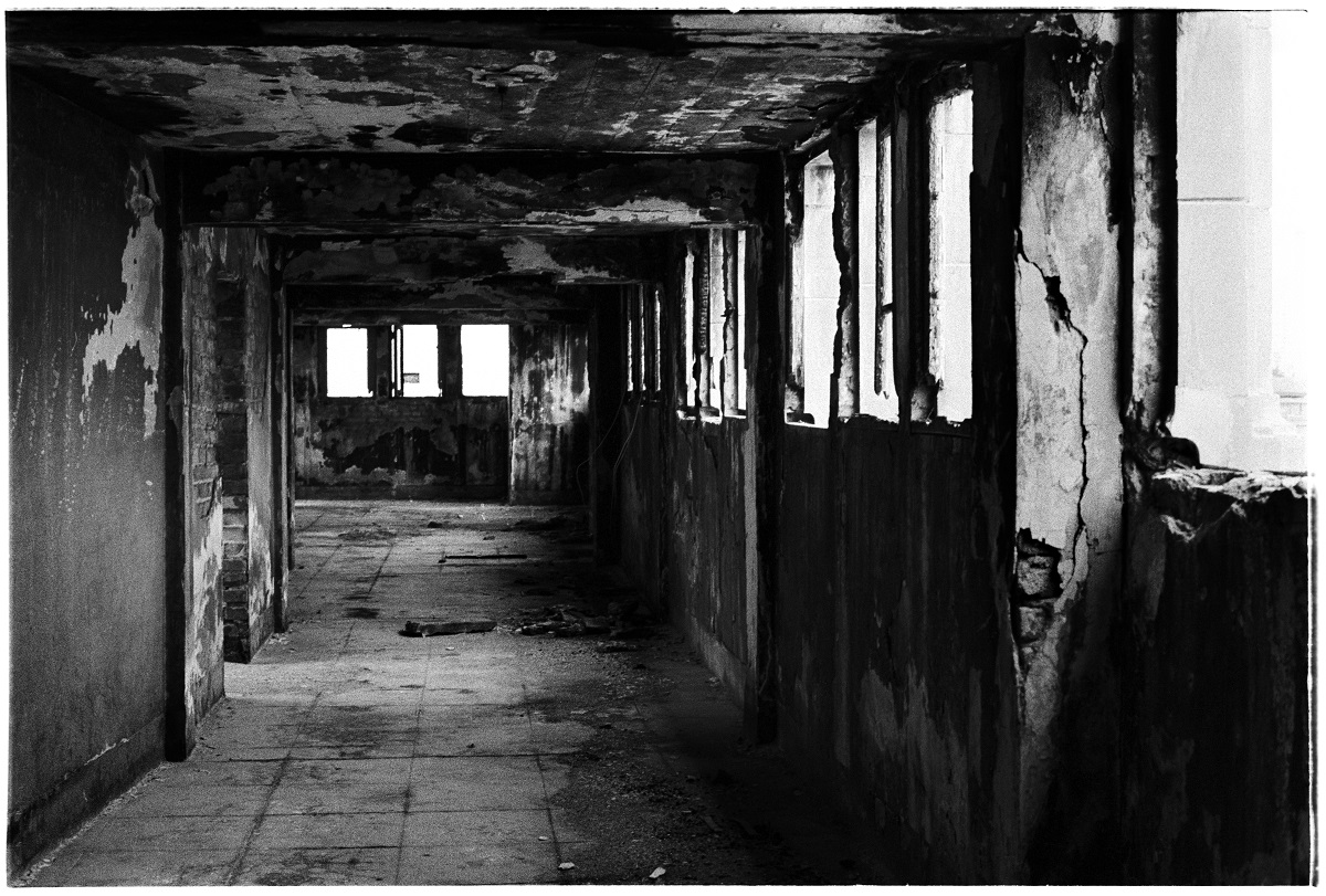 Foto tomada en el interior del Teatro Auditorium Amadeo Roldrán en 1984. Entre los años 1977 y 1999 el teatro permaneció clausurado (Foto: Sebastián Elizondo).