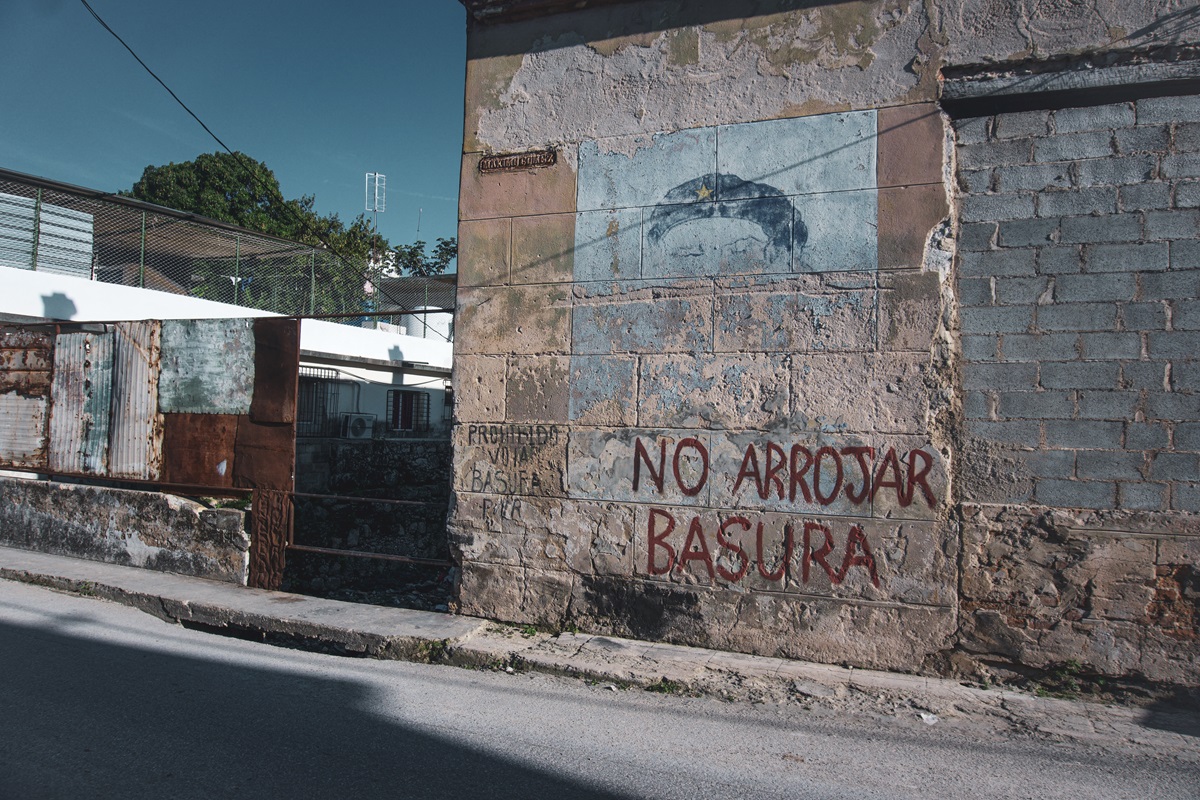 En numerosas esquinas de Guanabacoa se puede encontrar la frase: “No arrojar basura” (Foto: Leonardo Ruiz Rivera).