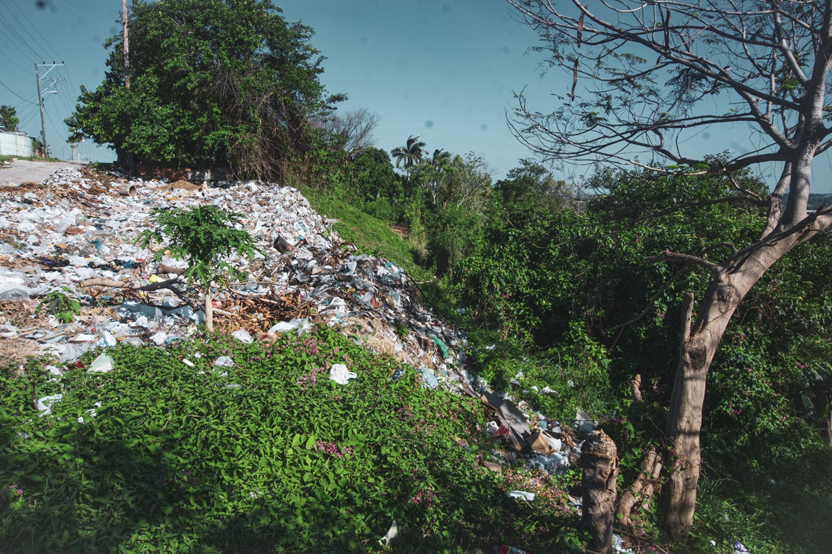La basura se acumula y es arrojada al precipicio, imposibilitando posteriormente su recogida (Foto: Leonardo Ruiz Rivera).
