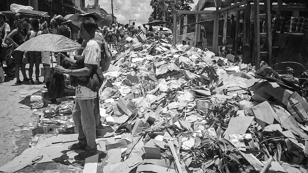 El cúmulo de basura que el lugar genera casi abarca todo el ancho de la calle, pero no es impedimento para la venta (Foto: Adriano Alfredo Padura Hernández).