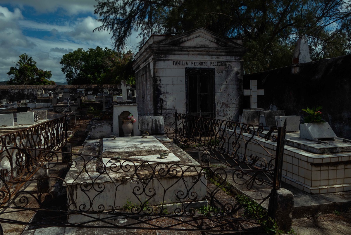 Muestras del trabajo en herrería que sobrevive. Al fondo, bóveda de la familia Pedrozo Pelegrin, antiguos propietarios de la capilla central del cementerio (Foto: Lucy Gmorell).