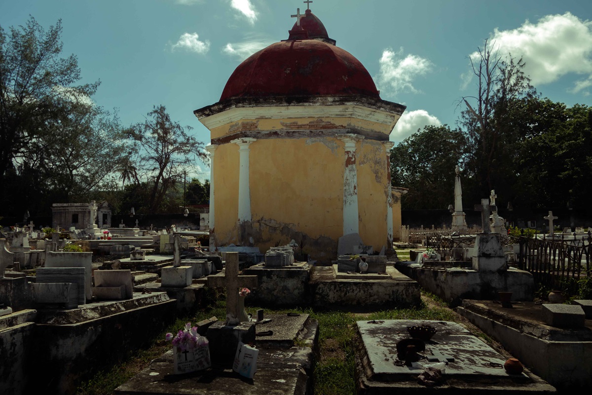 Vista de los sepulcros y la capilla (Foto: Lucy Gmorell).