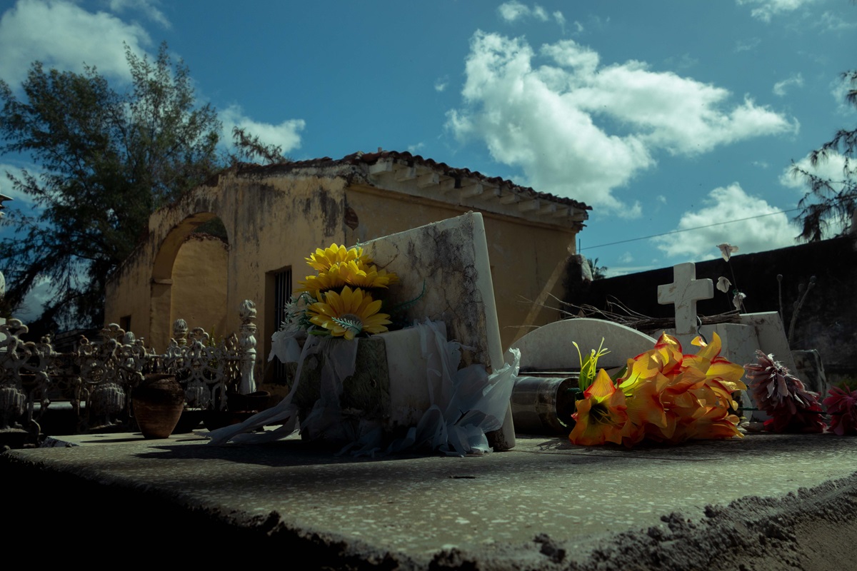 A pesar de las exiguas condiciones de los conjuntos funerarios, se aprecian coloridas flores artificiales en numerosas tumbas (Foto: Lucy Gmorell).