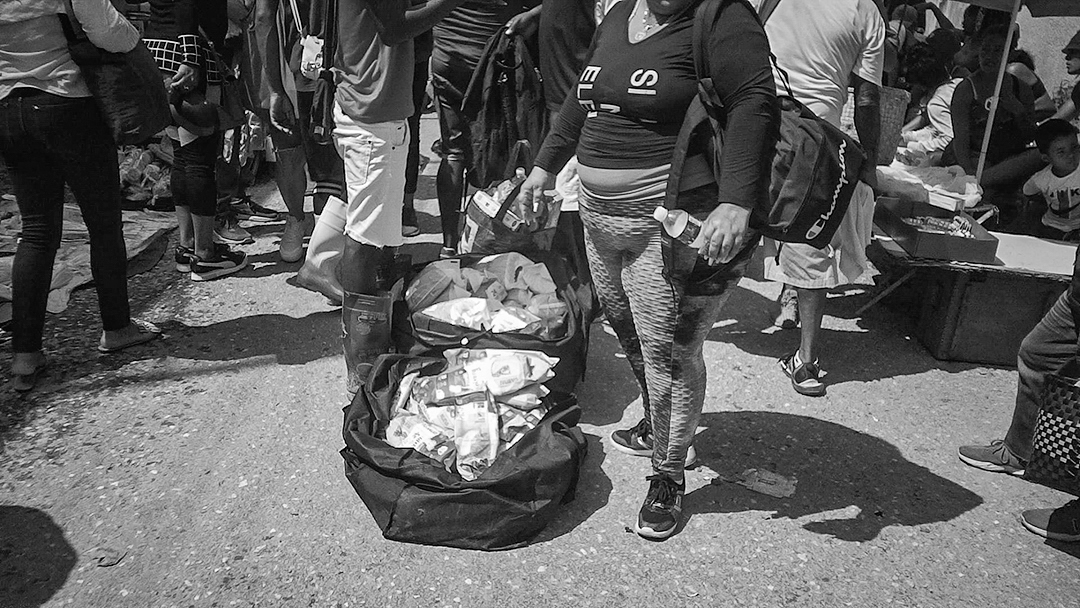 Los vendedores no solo se ubican en las orillas de las calles, también en mismo medio, limitando el apretado tránsito de las personas (Foto: Adriano Alfredo Padura Hernández).