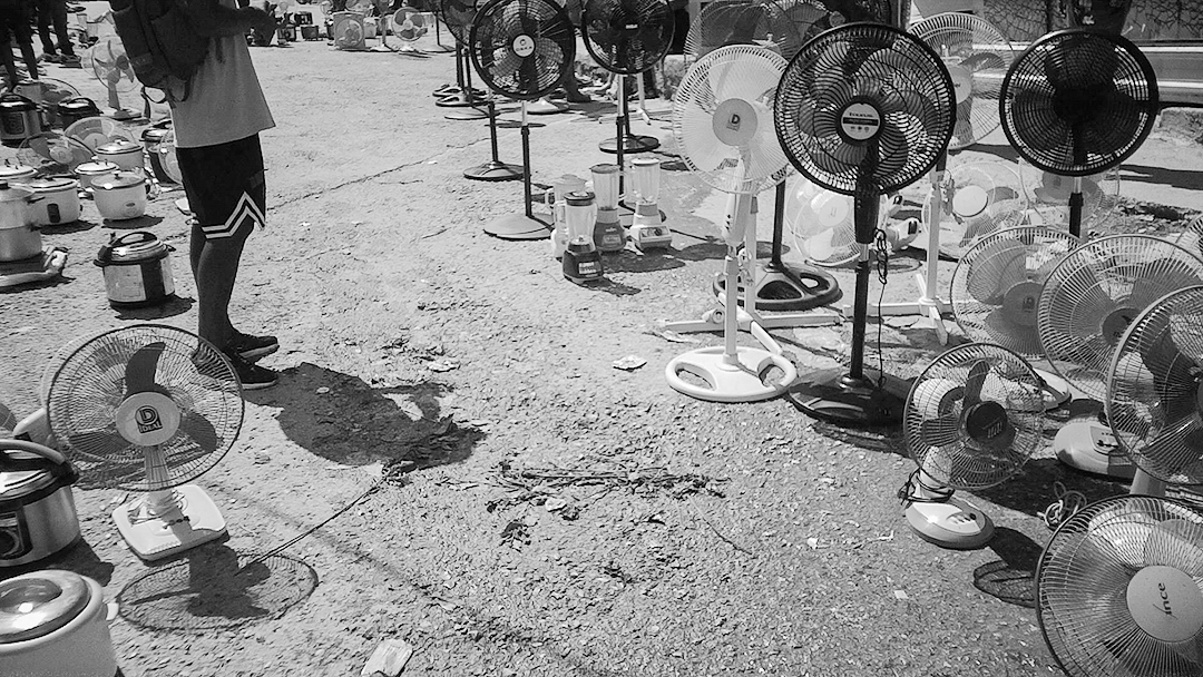 Una de las esquinas cercanas a la calle 108 concentra una impresionante cantidad de equipos electrodomésticos (Foto: Adriano Alfredo Padura Hernández).