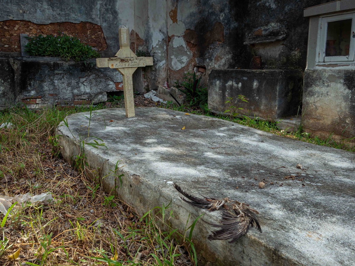 9.Sepulcro con restos de prácticas religiosas afrocubanas (Foto: Lucy Gmorell).