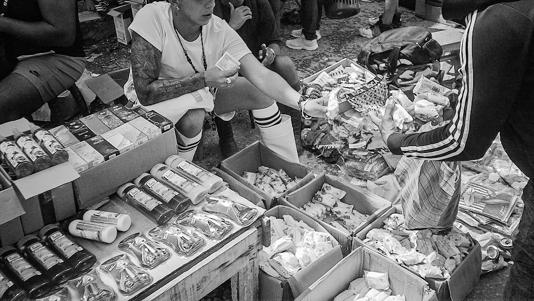 La compra de todo tipo de productos es continua durante todo el día (Foto: Adriano Alfredo Padura Hernández).