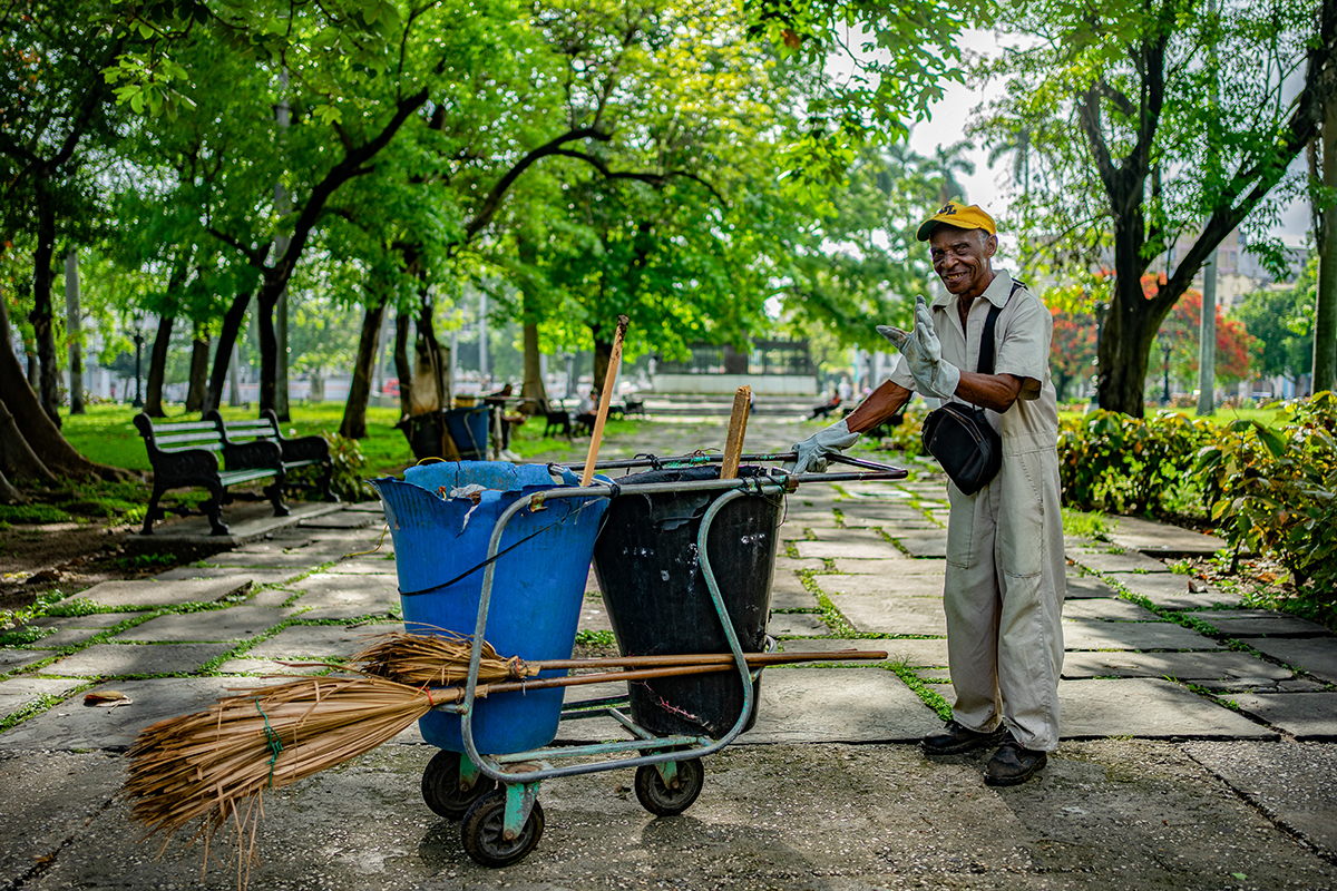 Trabajador de la brigada de limpieza del parque (Foto: Alina Sardiñas).