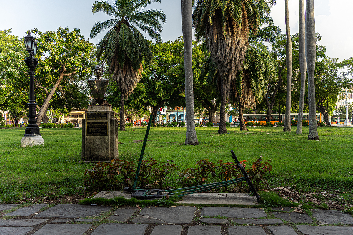 El primer día que llegué al Parque de la Fraternidad me senté en este banco, dos días después lo encontré derribado. La mayoría están rotos. Al fondo, la estatua de acero inoxidable que se quisieron robar (Foto: Alina Sardiñas).