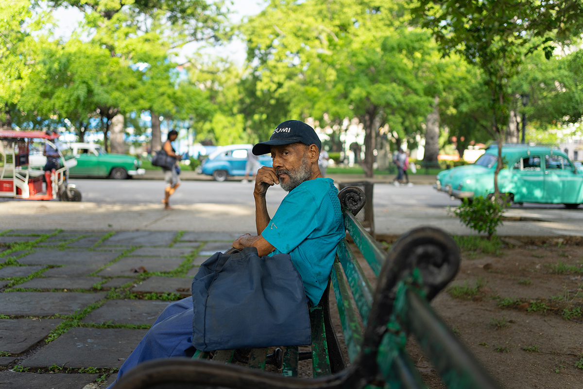 Al guardaparque los trabajadores le llaman el “muerto vivo” y le hacen bromas alusivas a su edad (Foto: Alina Sardiñas).