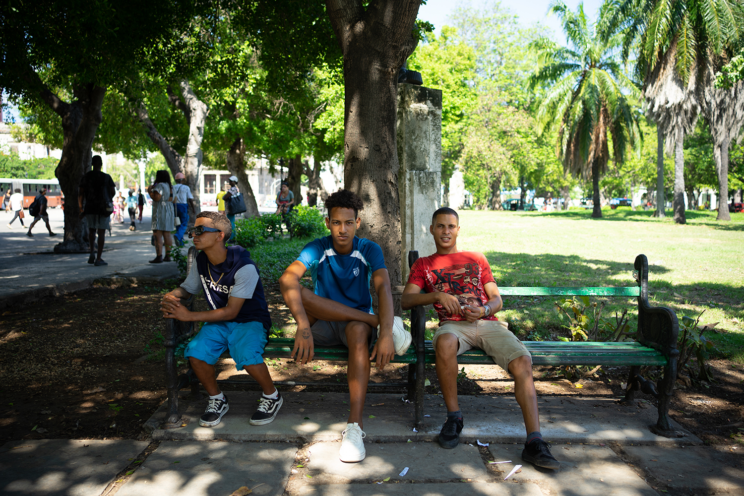 Cada mañana estos jóvenes están en el parque con el propósito de pasar el día (Foto: Alina Sardiñas).