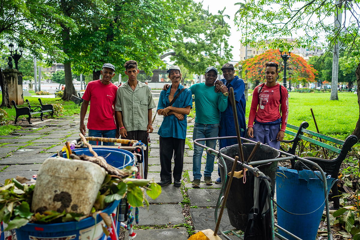 Equipo de limpieza del Parque de la Fraternidad (Foto: Alina Sardiñas).