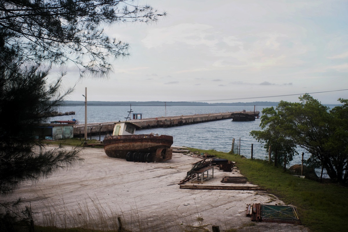 Vista de la bahía de Levisa con barcos varados (Foto: Néstor Poveda Amador).