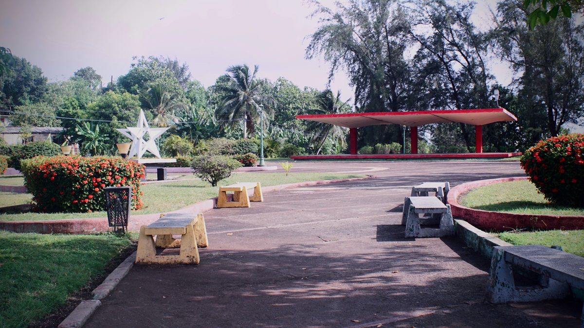 Parque principal del pueblo. La escultura en forma de estrella refiere al paso de Ernesto Guevara por Nicaro a inicios de los 60, según la oralidad (Foto: Néstor Poveda Amador).