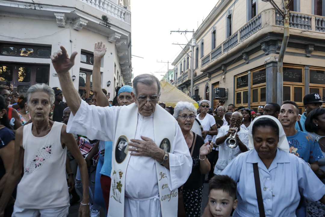 Padre de la Iglesia de la Virgen de Regla bendice el pueblo en la procesión (Foto: Omar Meralla Cruz).