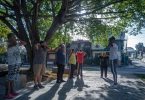 Personas mayores realizando ejercicios de gimnasia en un parque en La Habana, Cuba.