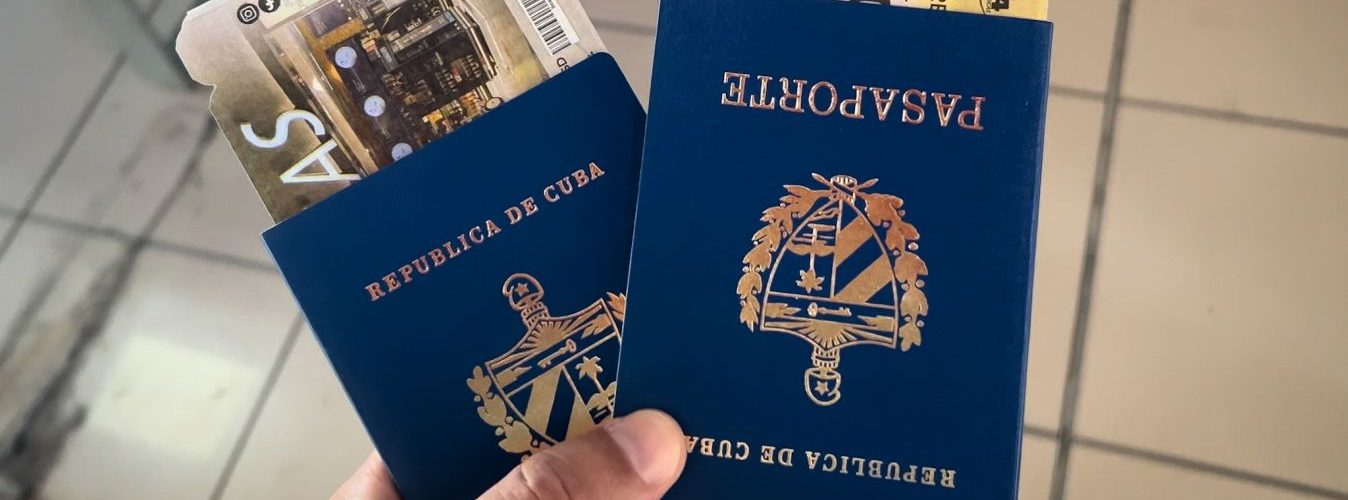 Mano sosteniendo dos pasaportes cubanos y boletos de viaje, simbolizando los procesos de migración desde Cuba hacia Canadá.