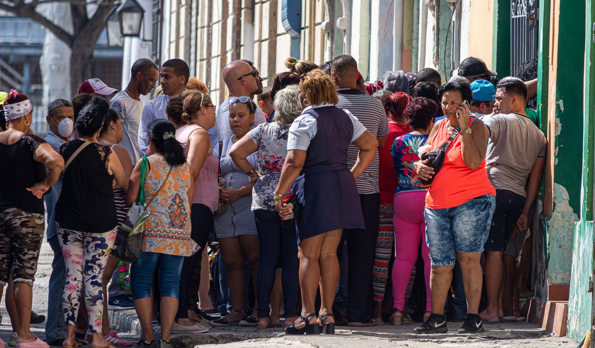 Personas aglomeradas en una cola en La Habana, reflejo de la persistente escasez de productos básicos en Cuba.