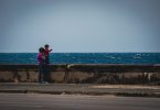 Madre con su hijo observando el mar desde el Malecón de La Habana.